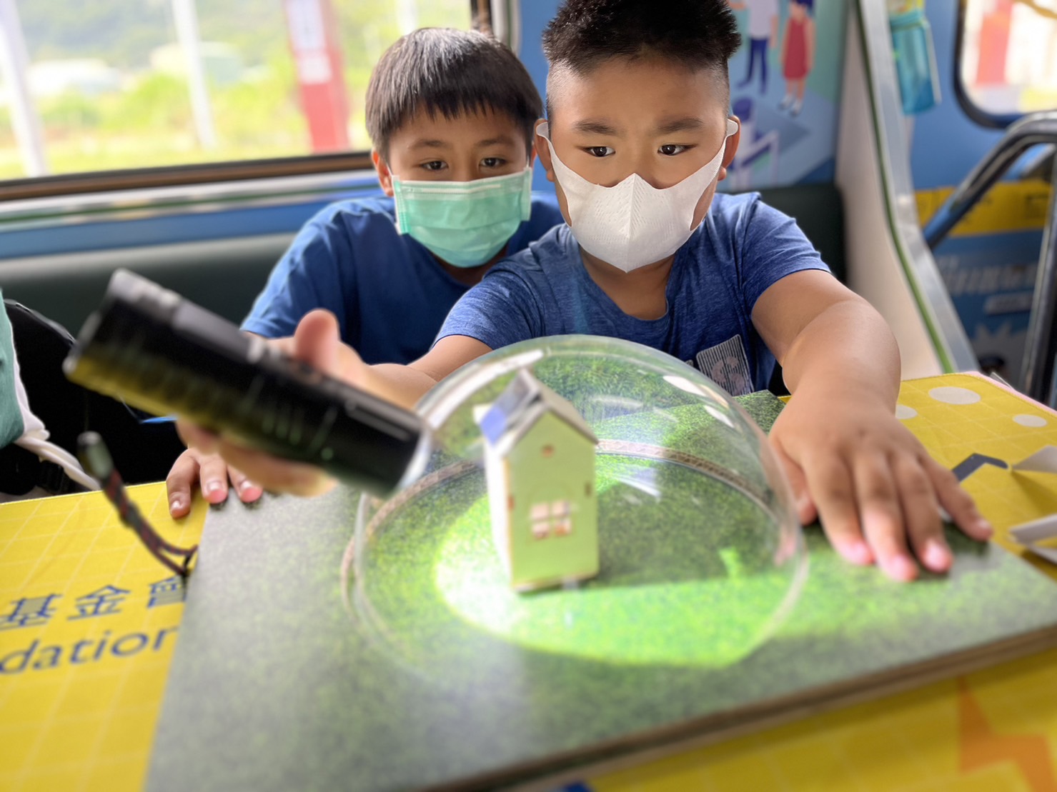 z6.com參與基礎科學主題車廂，以STEAM教學精神，設計「逐日科學家」、「太陽能工程師」以及「淨零建築師」三大能源科普課程和實驗