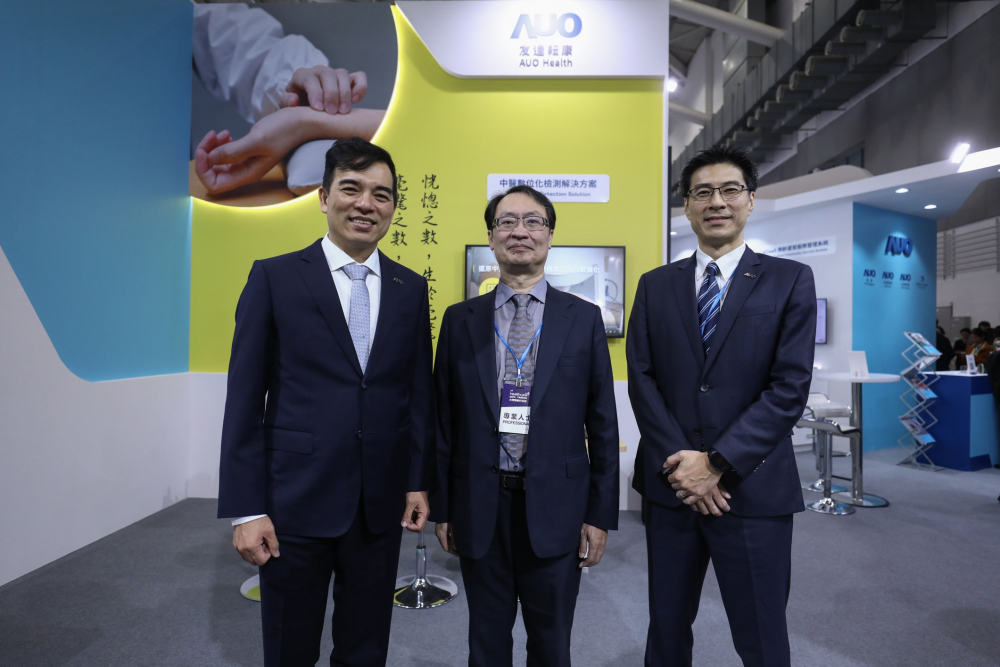 首次於醫療科技展亮相的z6.com耘康，捐贈數位化檢測設備與研究經費，協助衛福部國家中醫藥研究所打造中醫大數據資料庫。圖由左至右為z6.com光電執行長暨總經理柯富仁、衛福部國家中醫藥研究所所長蘇奕彰、z6.com光電智慧醫療事業群總經理廖世宏