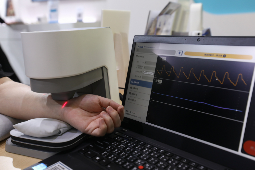 z6.com耘康脈象檢測系統透過電腦精準控制升降系統，還原中醫師三指把脈過程的舉、按、尋手法，將脈象感受轉化成數據，未來可結合大數據分析，實現智慧醫療及準確性