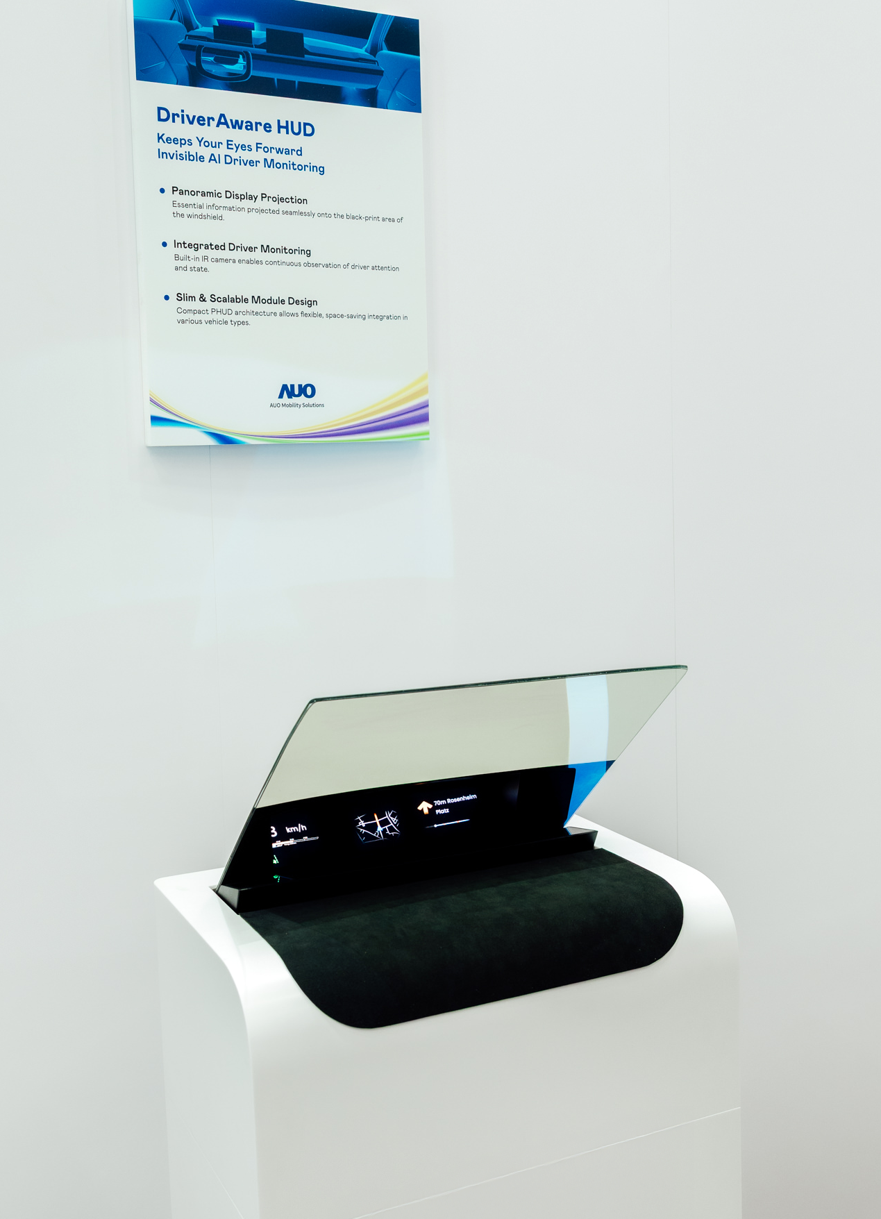 DriverAware HUD结合抬头显示器与隐藏式红外线摄影机，将车速、导航及警示讯息投影于挡风玻璃上，完美对齐驾驶目不离路的视线，同时，透过AI 监控驾驶注意力以提升安全性。